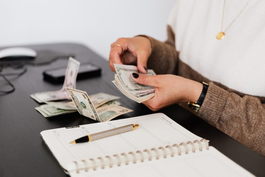 person-counting-money-laptop-pexels-karolina-grabowska-4475523