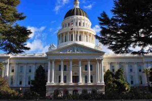 California_State_Capitol_Building,_Sacramento,_California-compressed