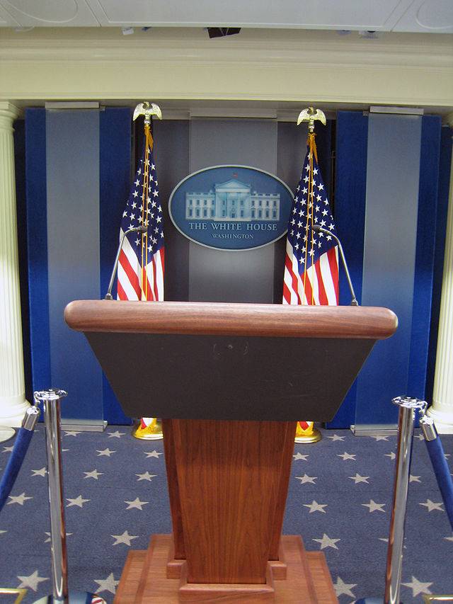 640px-Empty_Podium_(1562506441)-compressed