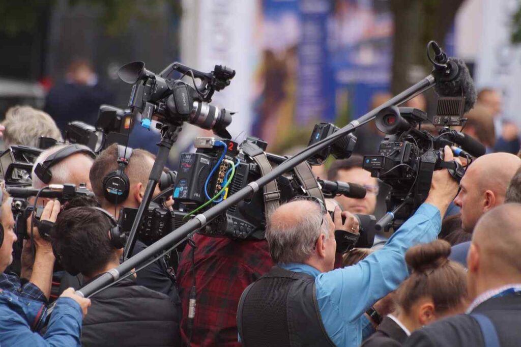 signuversum-camera-2792230_1280-compressed